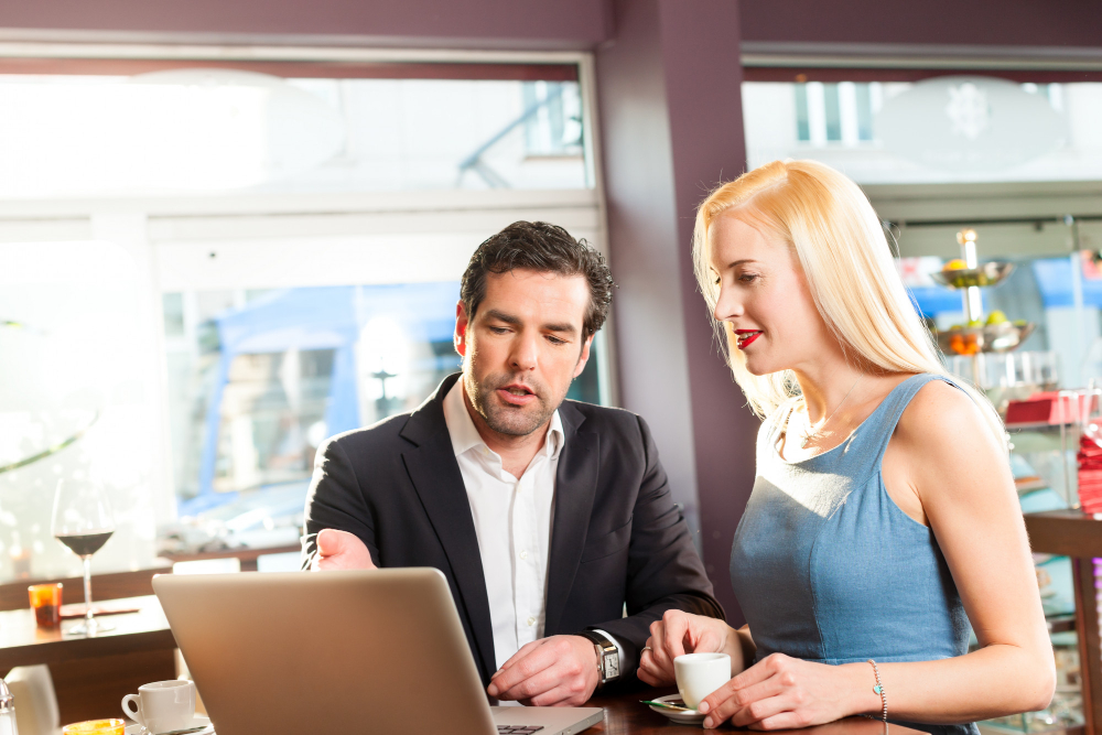 Discussion de comptoir entre deux entrepreneurs 